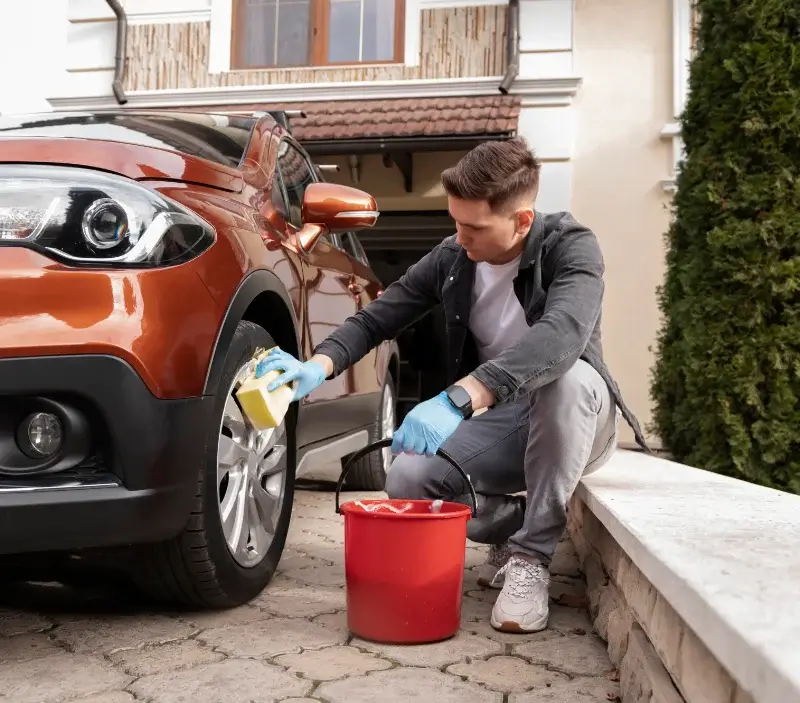 Lavage auto à domicile Le Bignon-Mirabeau : professionnel intervenant sur un véhicule